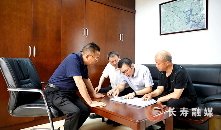 退休干部王亚明带领龙河镇有关工作人员开展寻找刘兴汉的工作 (3)