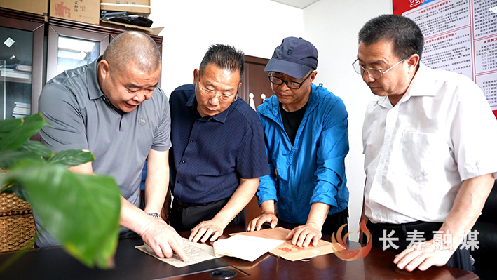退休干部王亚明带领龙河镇有关工作人员开展寻找刘兴汉的工作 (1)