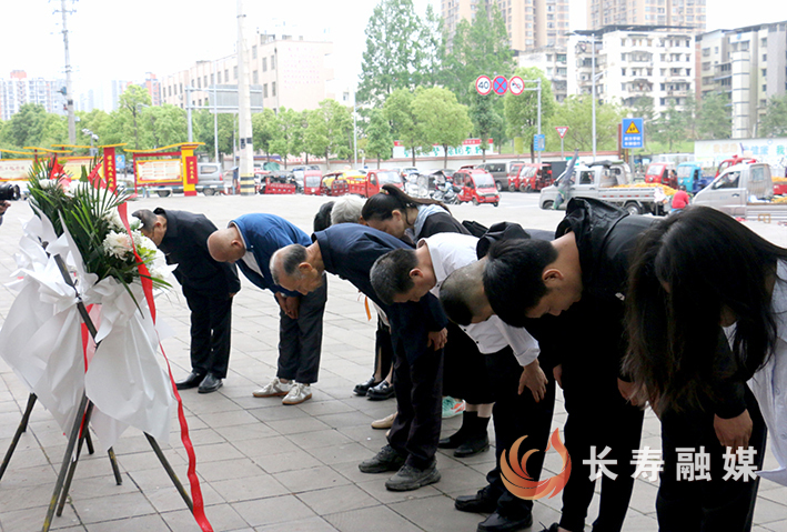 刘碧容一家前往垫江县烈士陵园悼念刘兴汉 (5)
