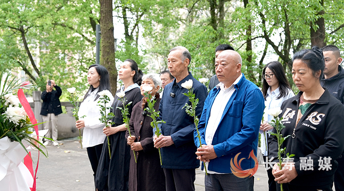 刘碧容一家前往垫江县烈士陵园悼念刘兴汉 (7)