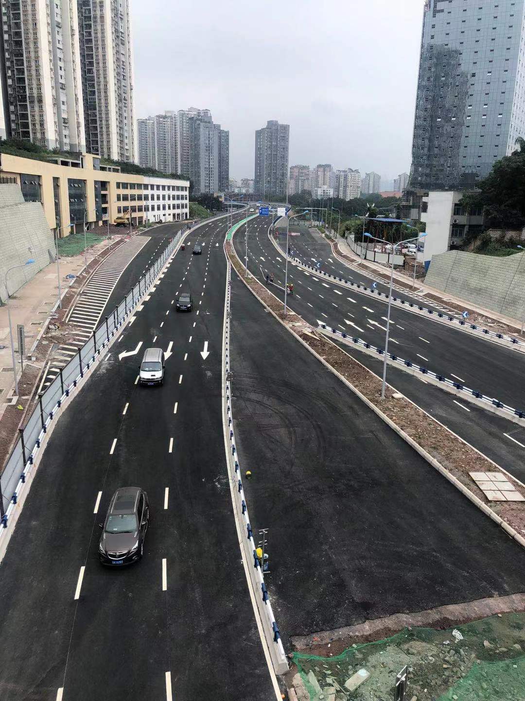 该工程位于九龙坡区,起于杨九路立交,止于锦龙路青龙嘴立交,南段全长