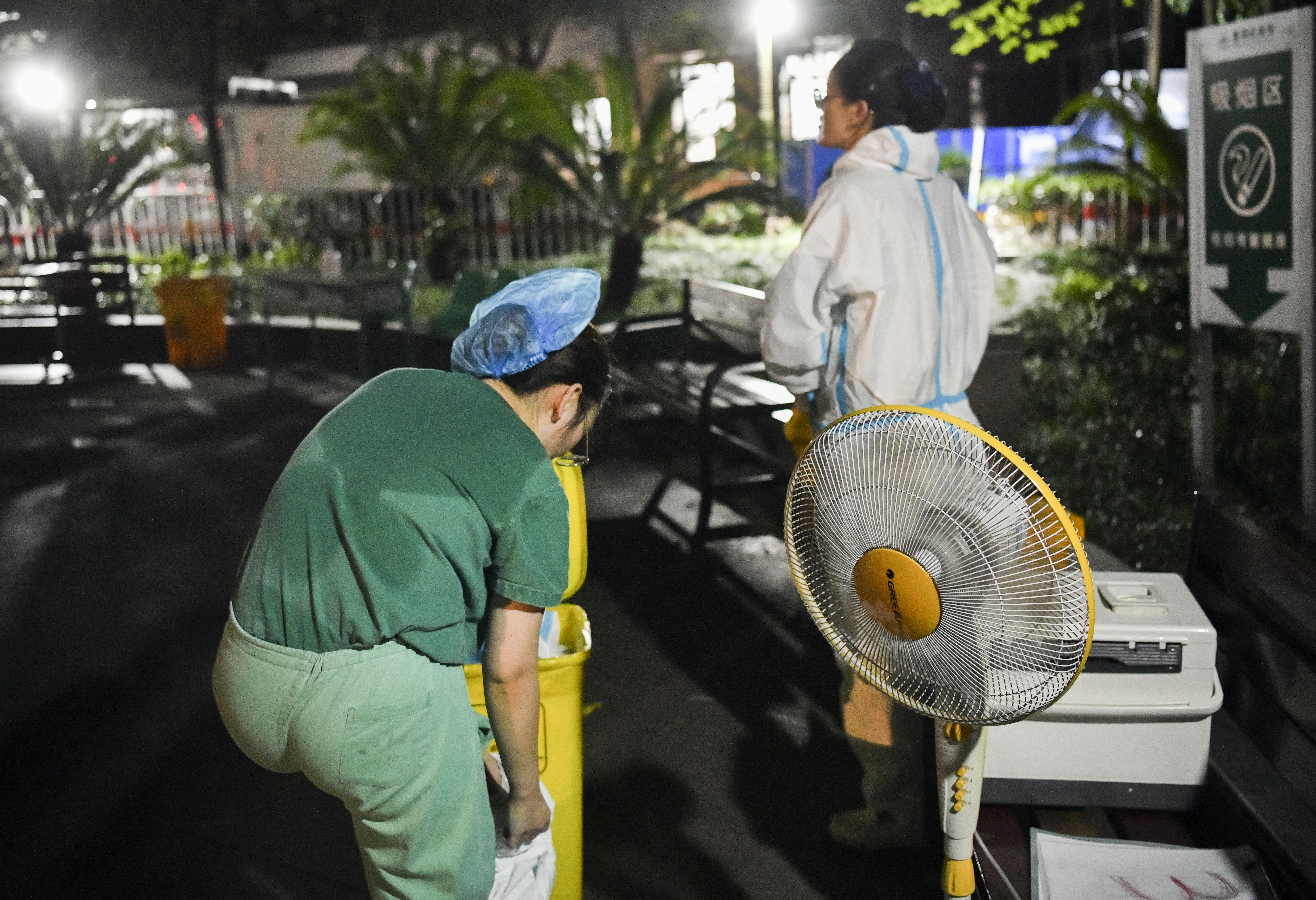 图片新闻酷暑中的坚守医护人员24小时为市民检测核酸