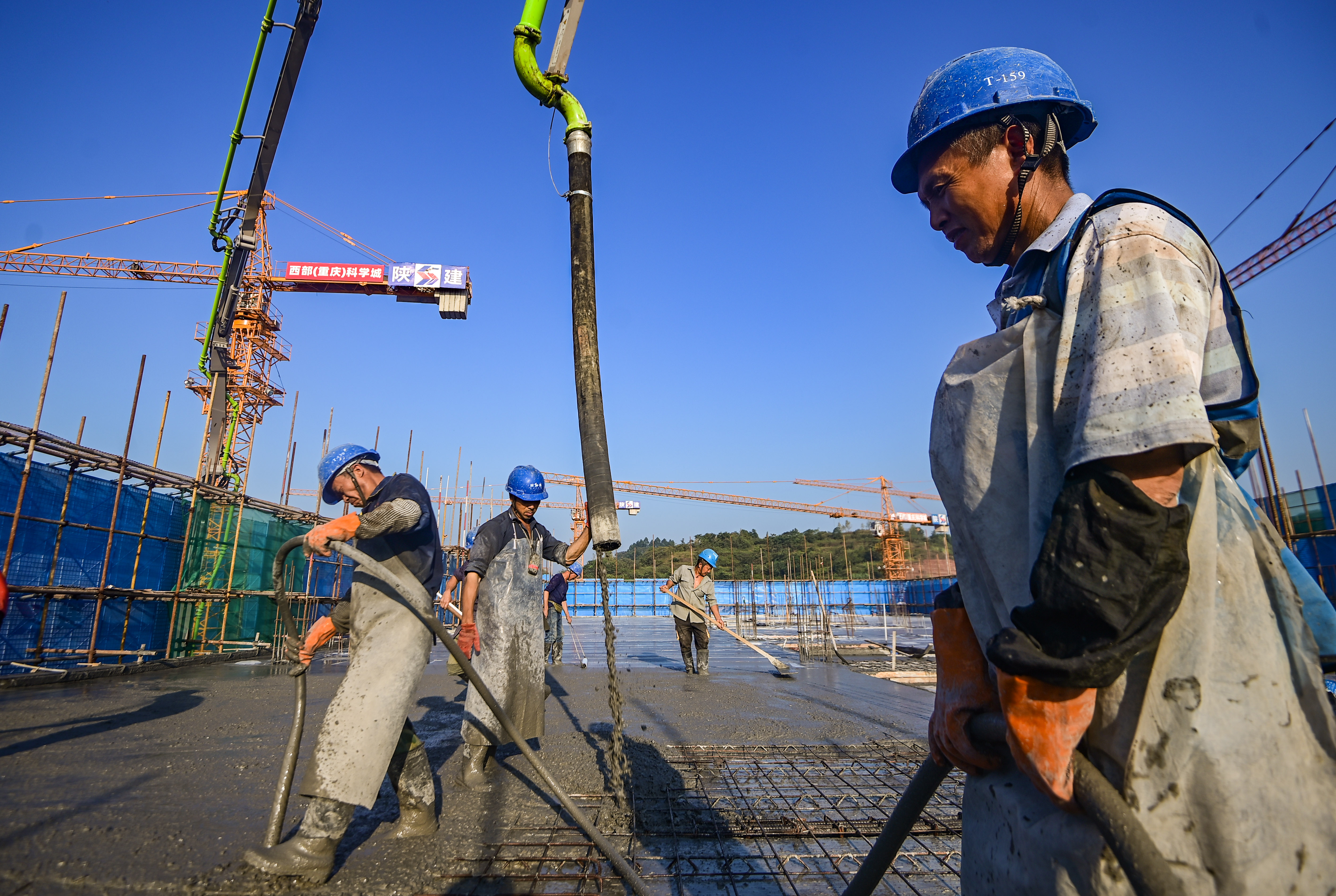 2021年8月3日清晨,西部(重庆)科学城在建项目工地,工人正在忙碌