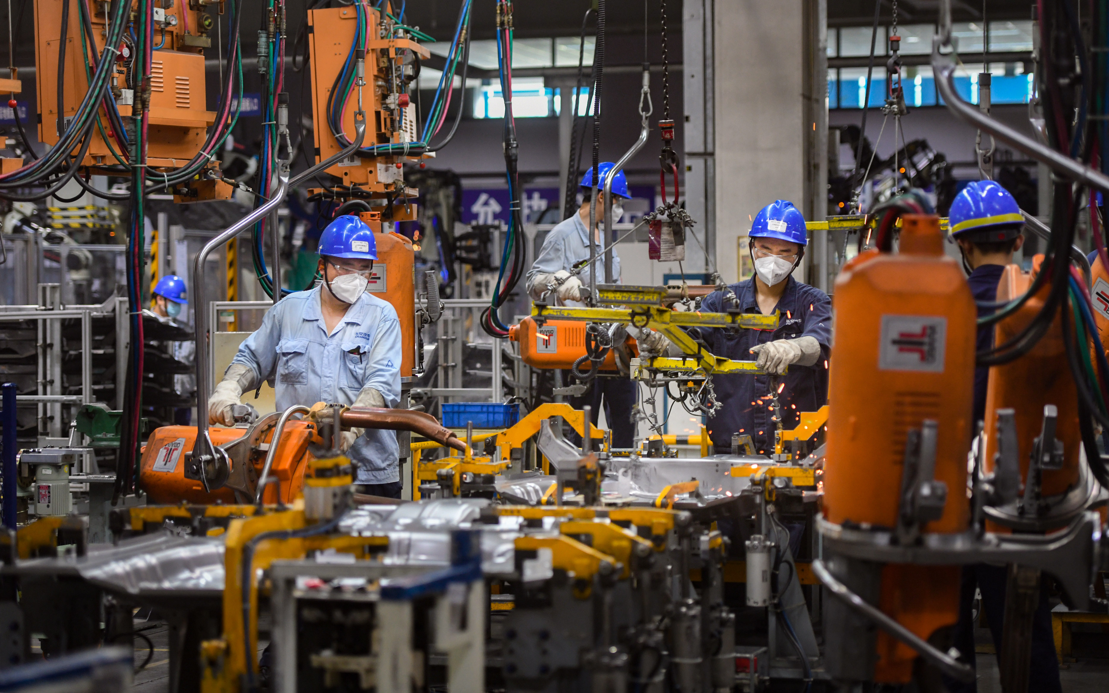 8月24日,在重庆长安两江工厂焊接车间,工人正在加紧生产
