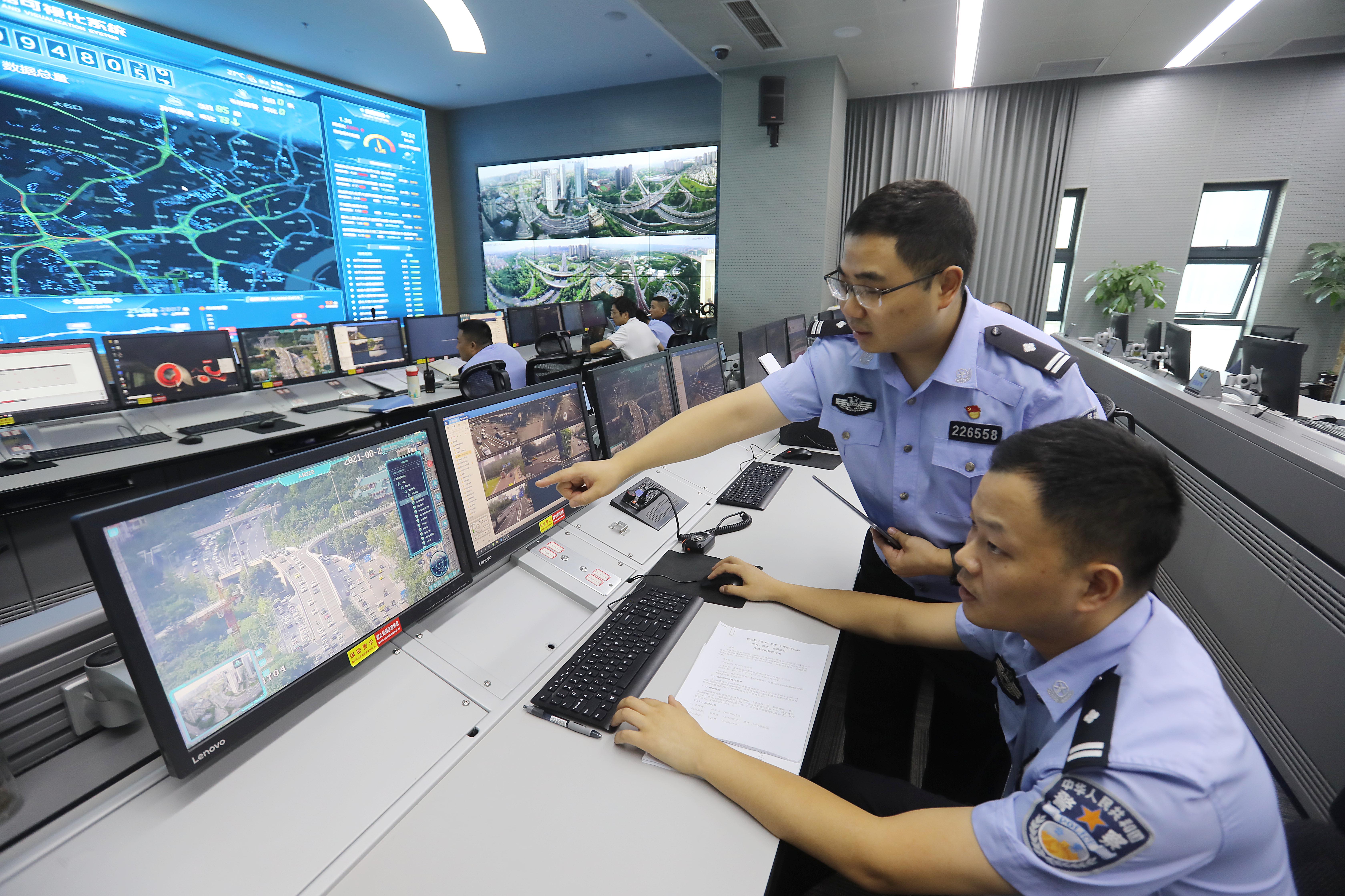 兩江新區交巡警：實時分析預測交通狀況自動預警調控