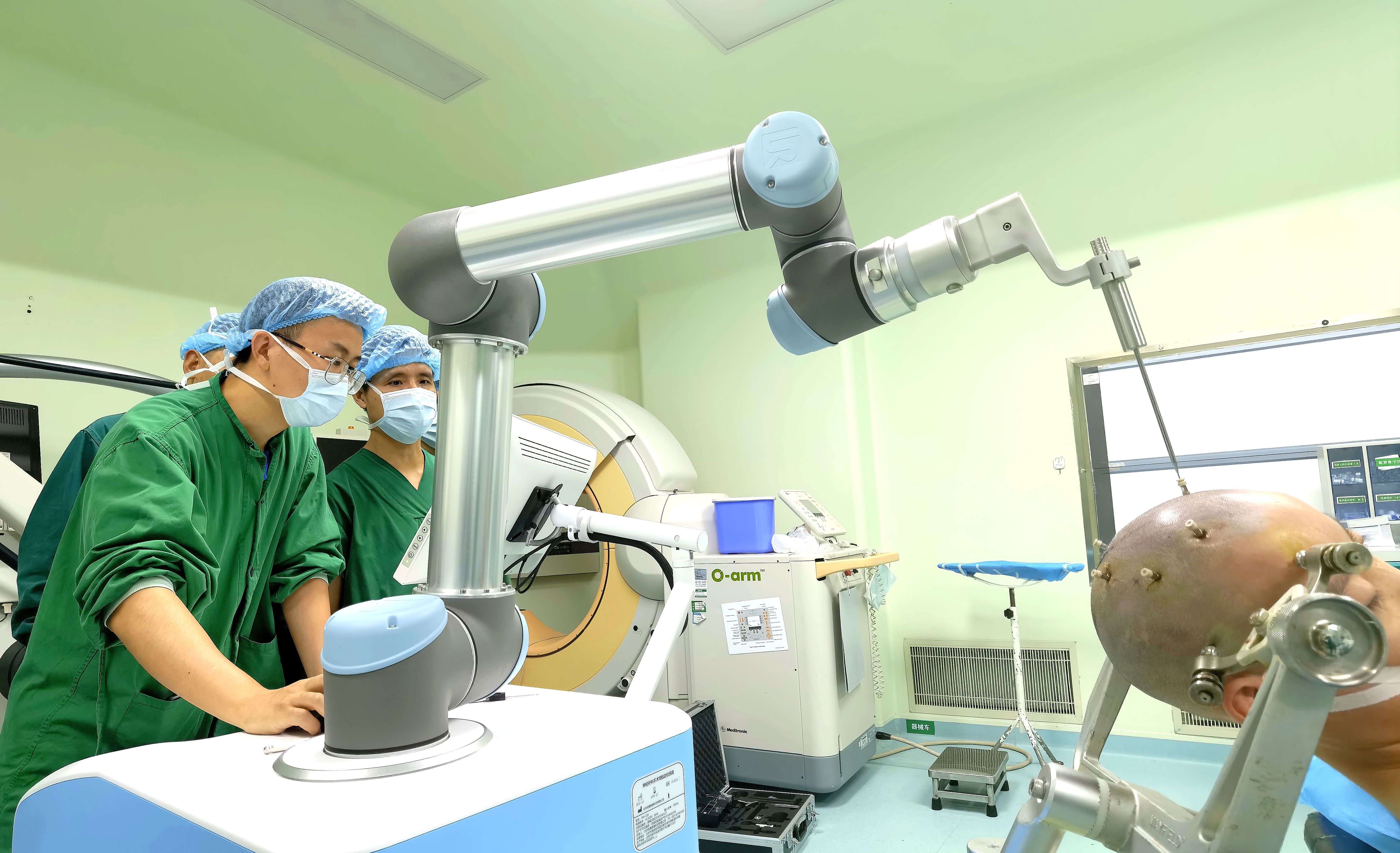 从新桥医院获悉,该院神经外科全军癫痫诊治中心在手术机器人辅助下