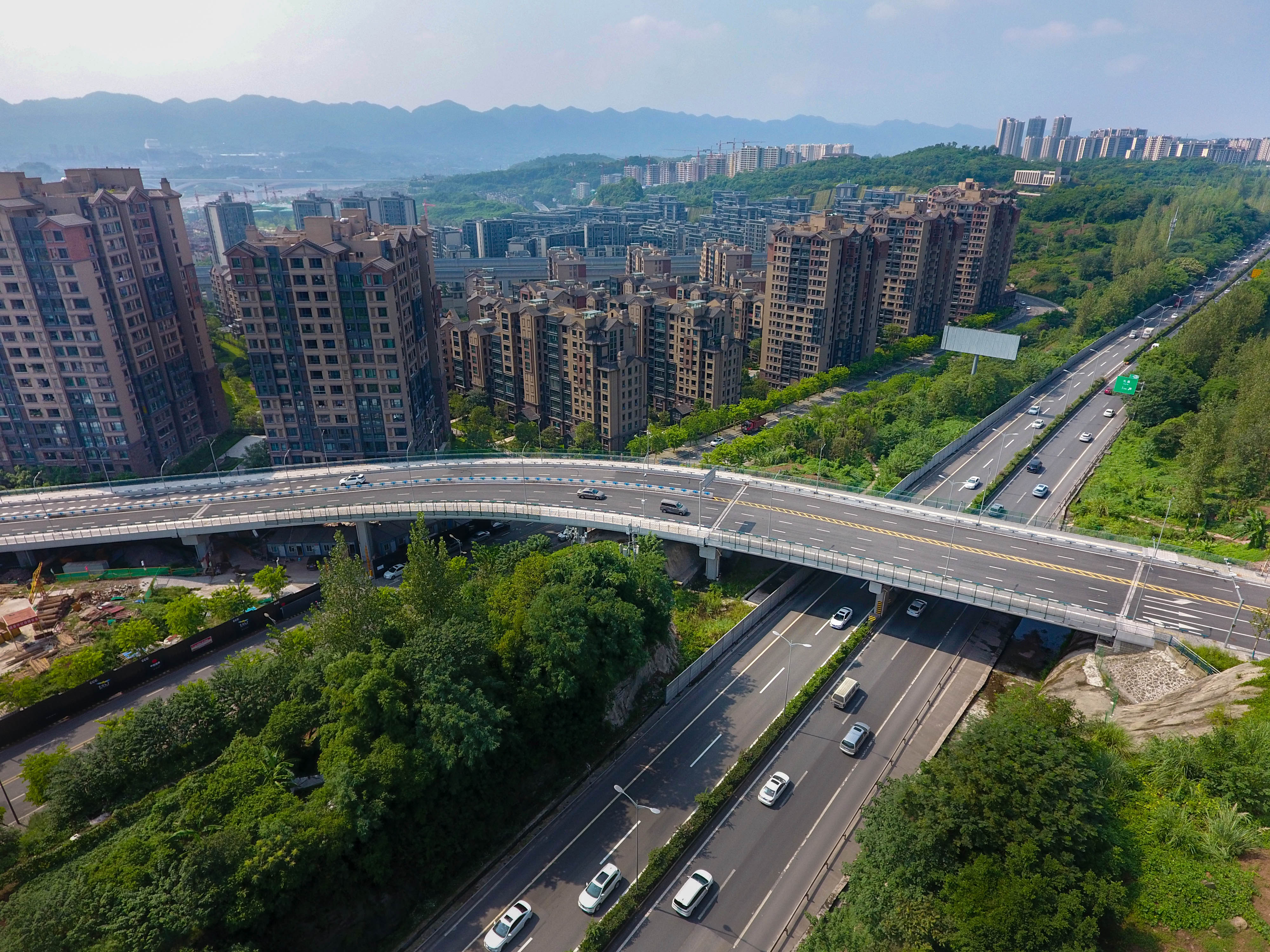 上跨渝合高速,連接起金海大道,金通大道及l10路西線工程,沿途有多個