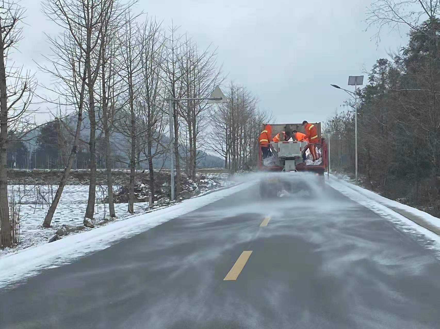 自动喷淋除雪融冰、实时路况查询……湖北高速上这些黑科技守护出行安全_系统_雨雪_疫情