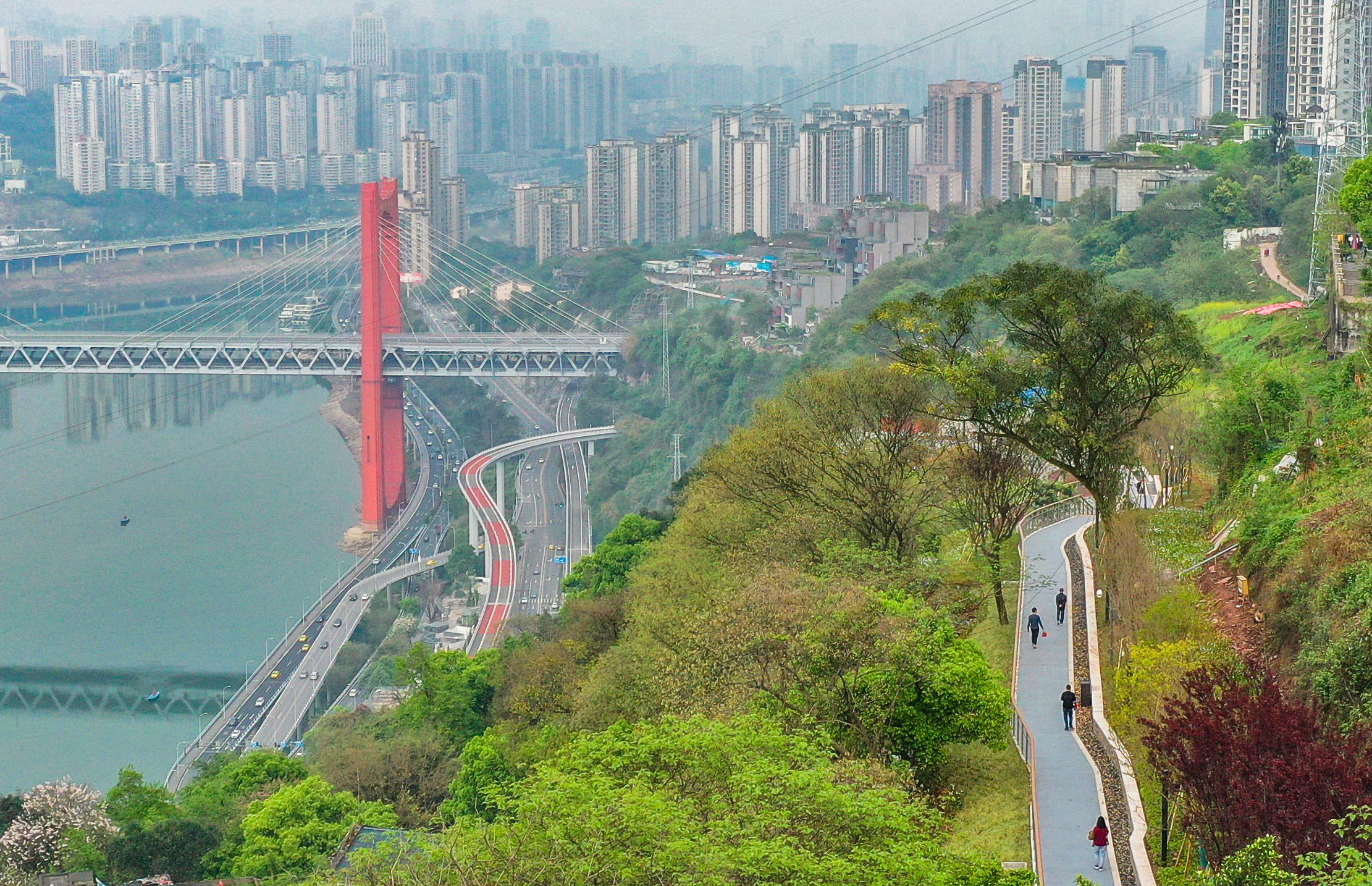 2022年3月25日,重庆半山崖线步道沙坪坝段,市民正在步道上游玩