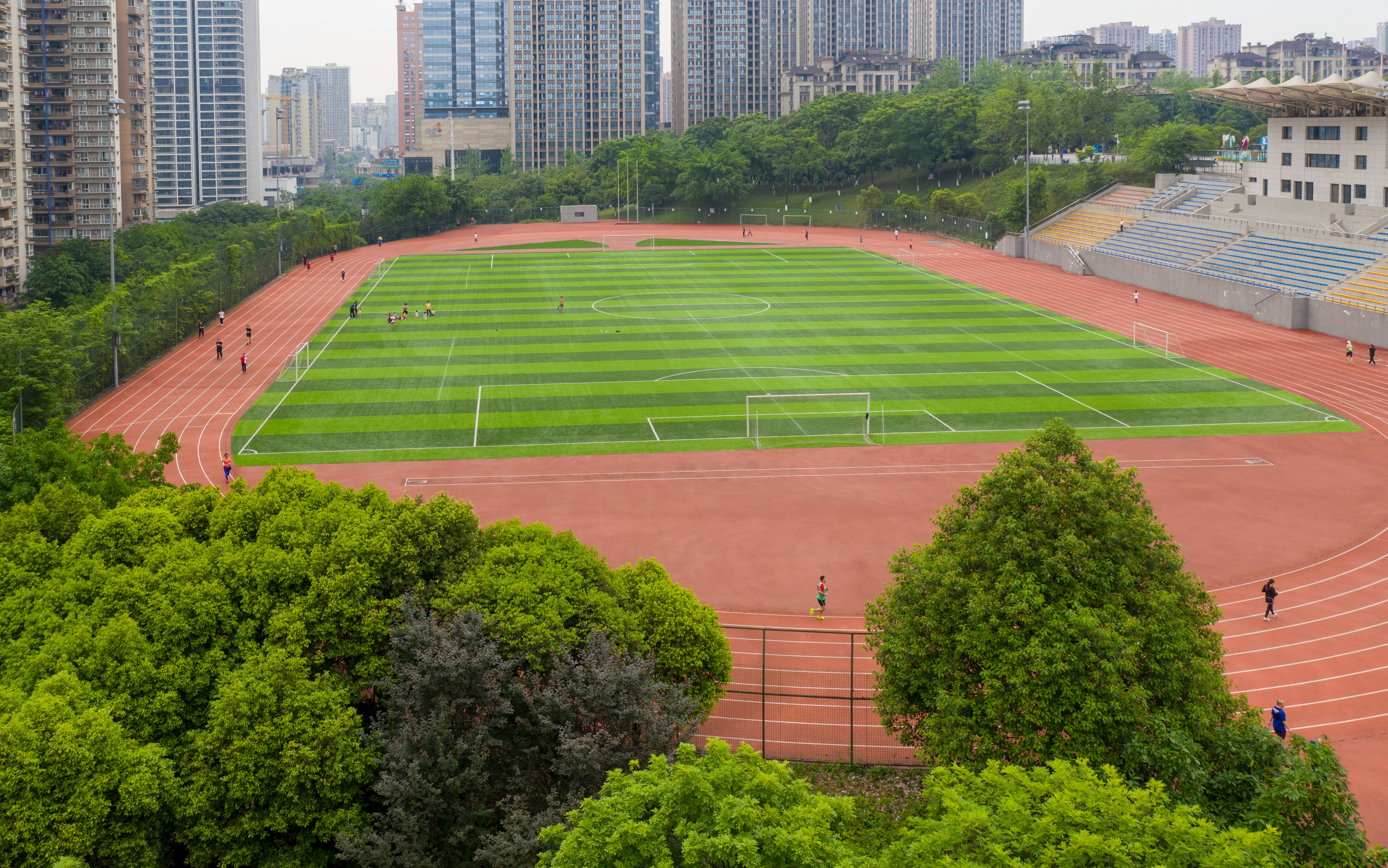 2022年4月26日,江北区石子山体育公园,市民在免费开放的体育场跑步