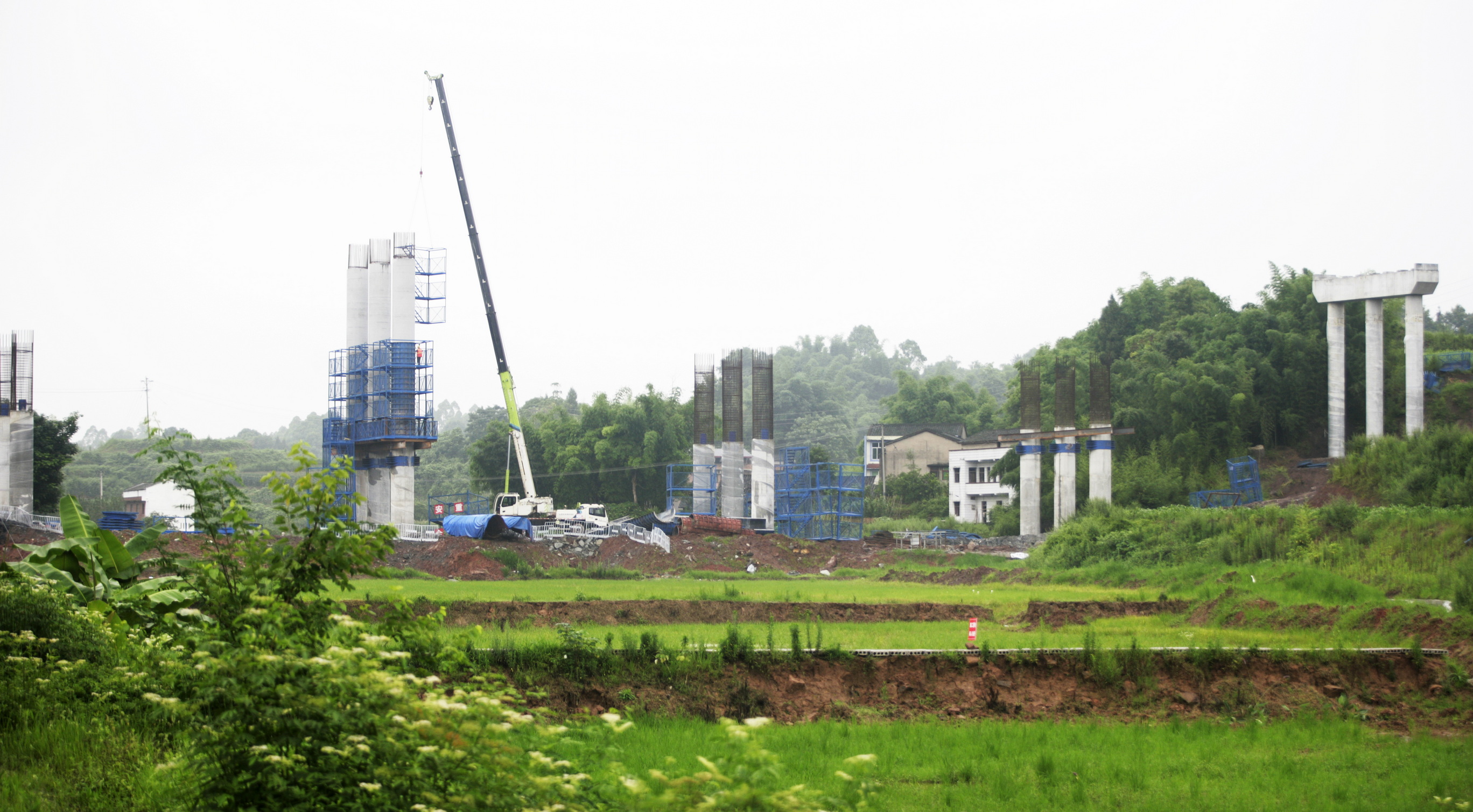 渝昆高速曲靖段发生车祸 护栏刺穿越野车致1死2伤