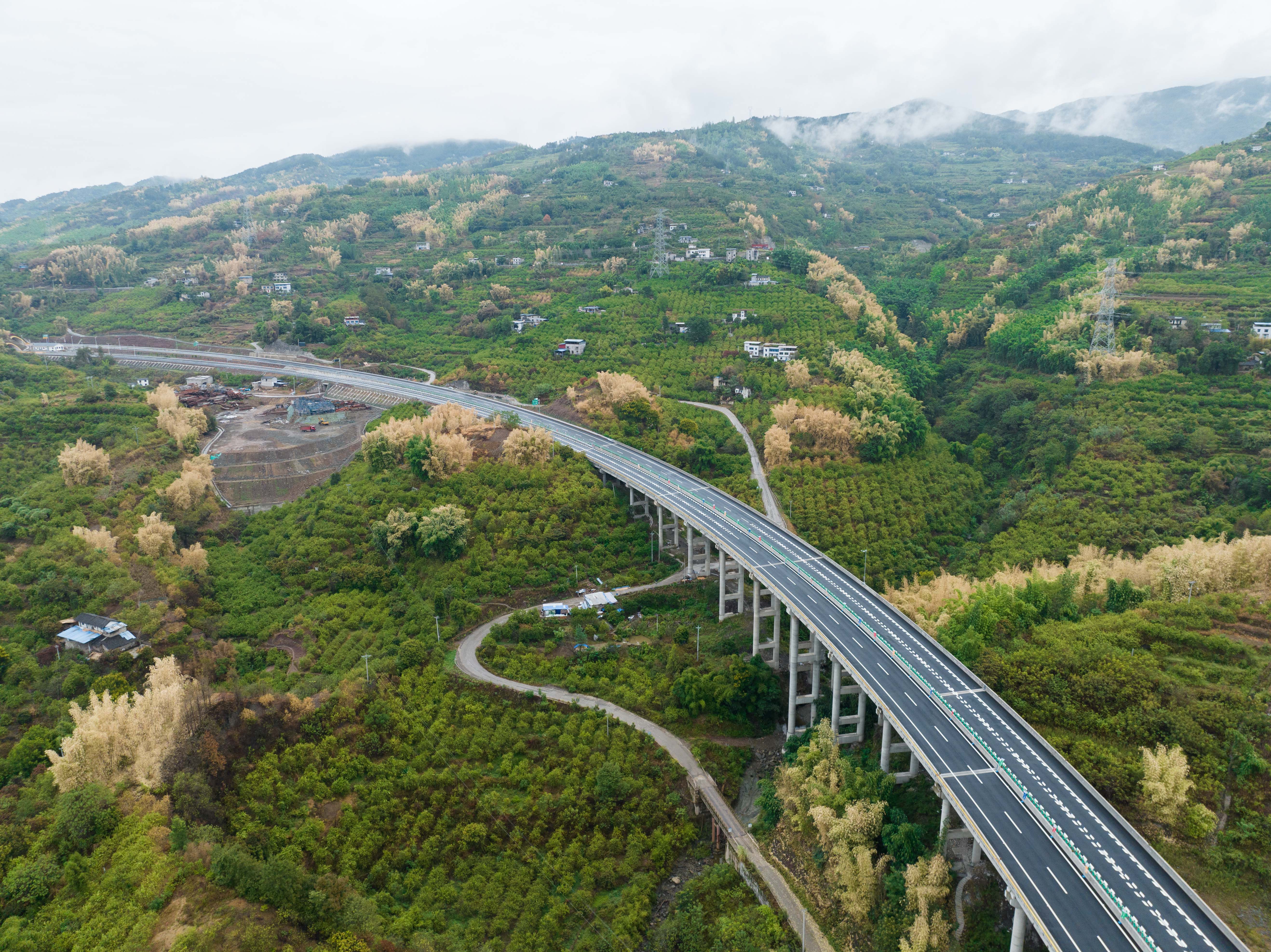 万州南岸新田沿江公路图片