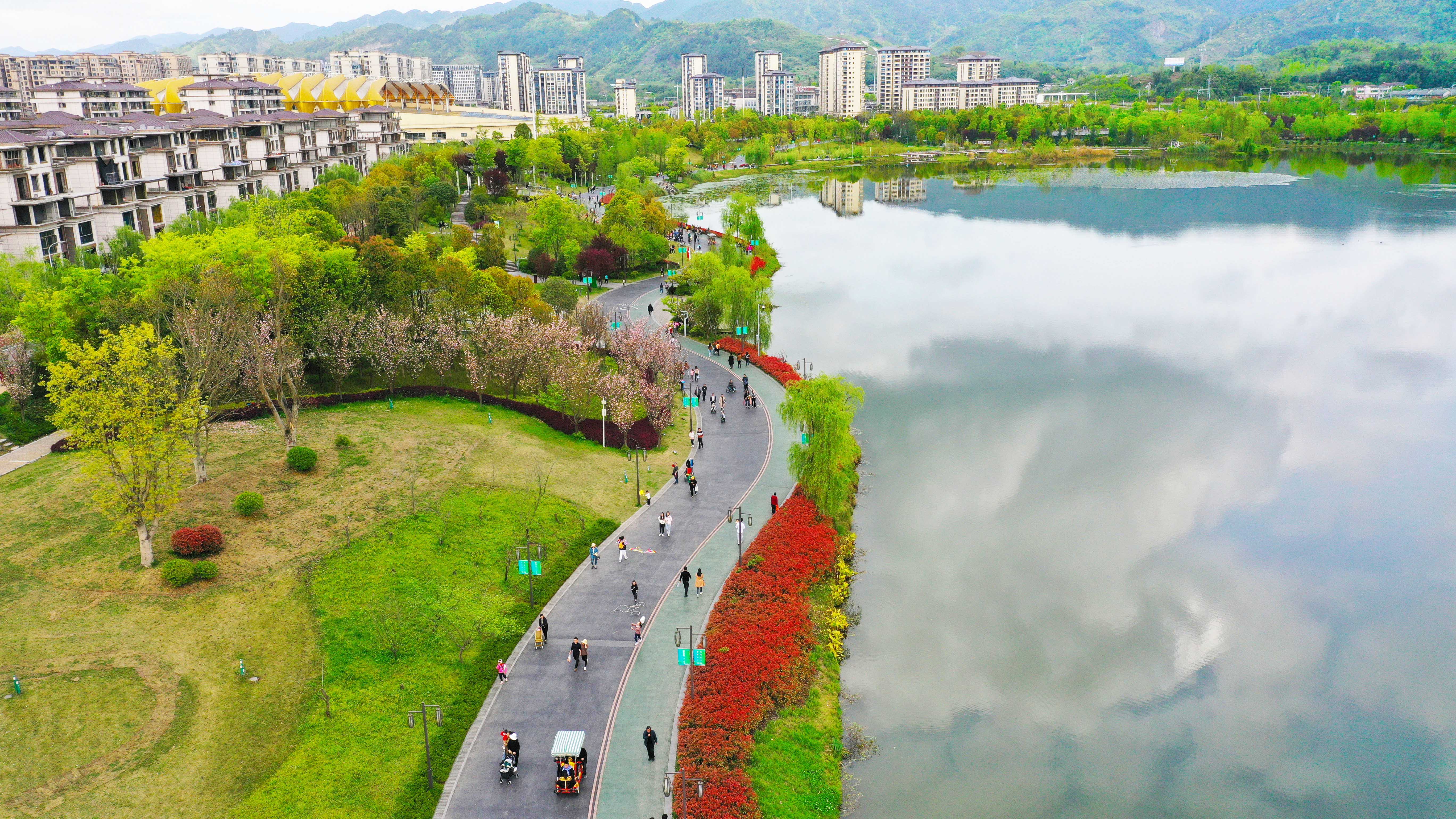 梁平區雙桂湖國家溼地公園,市民在健身步道上步行賞景和騎觀光自行車