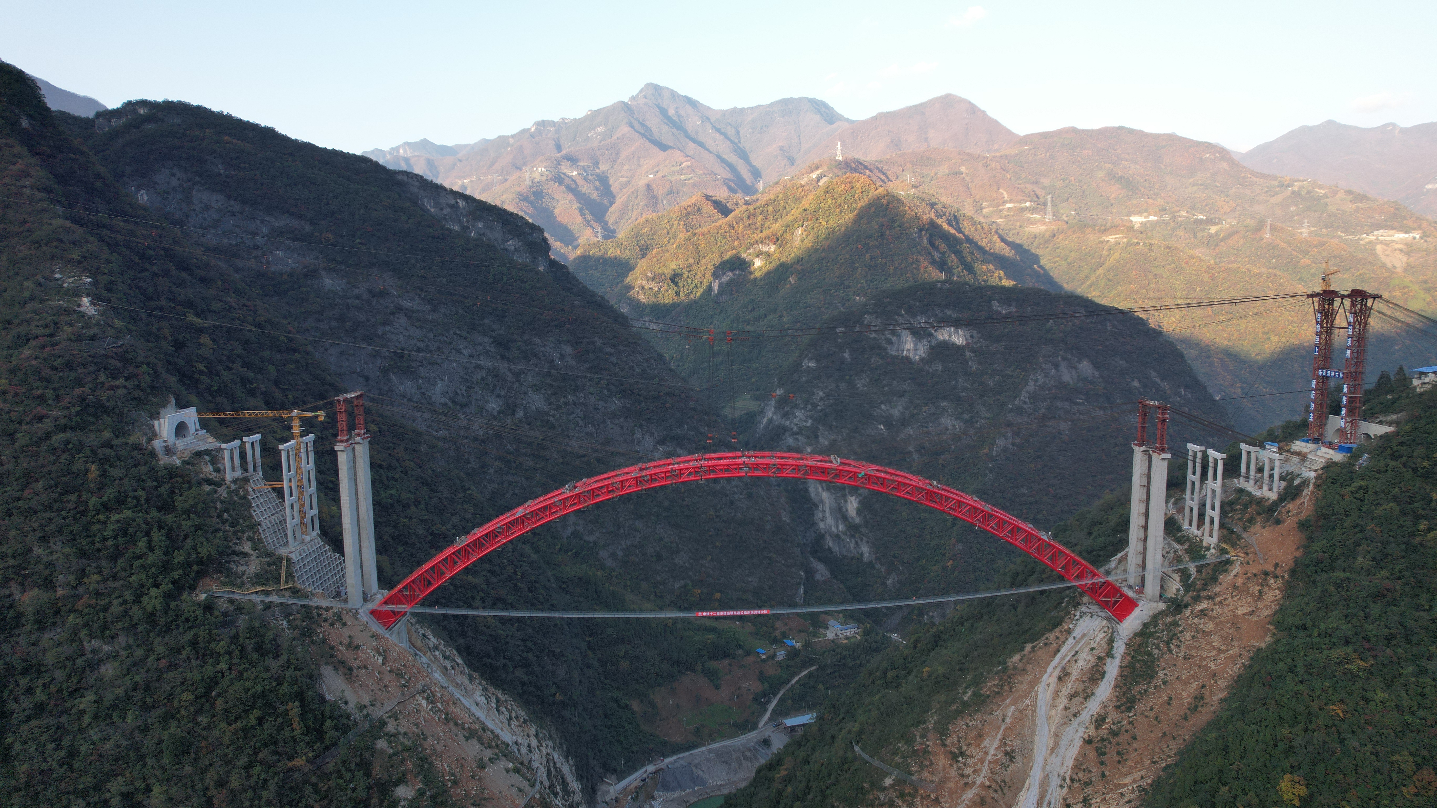 西南地区高速路最高拱桥主拱合龙 巫镇高速土建施工完成近九成 