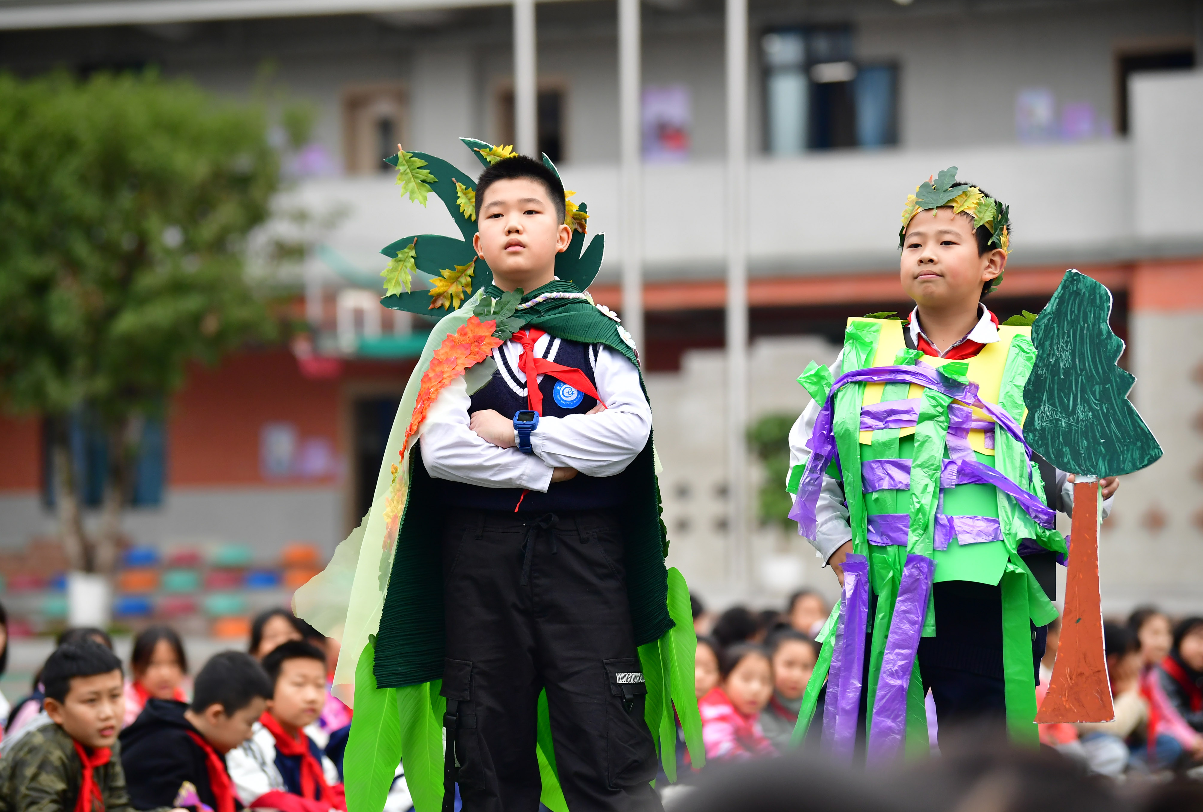 小学生走秀环保服装图片