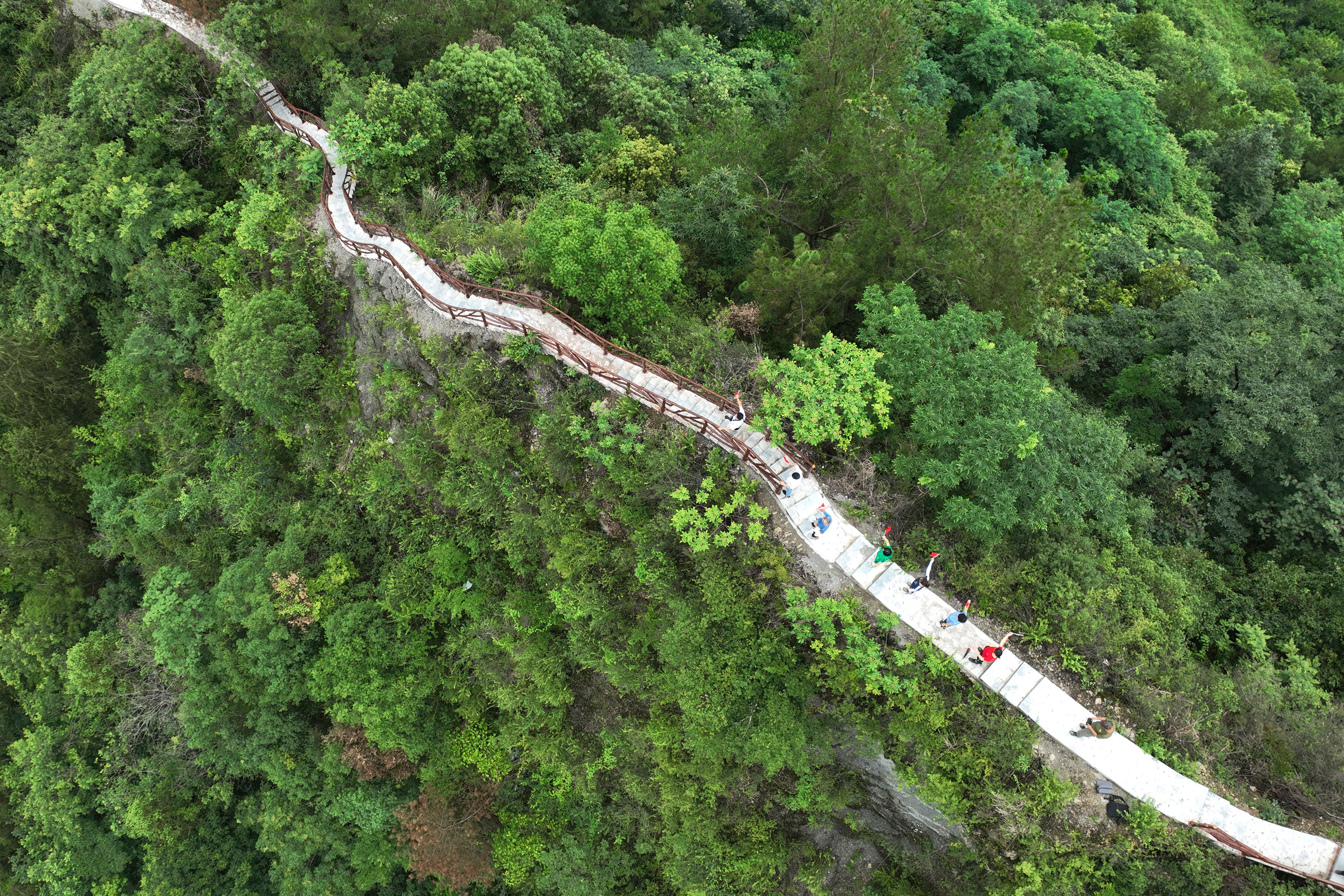 黔江:奇特山水成景点 文旅农旅助振兴