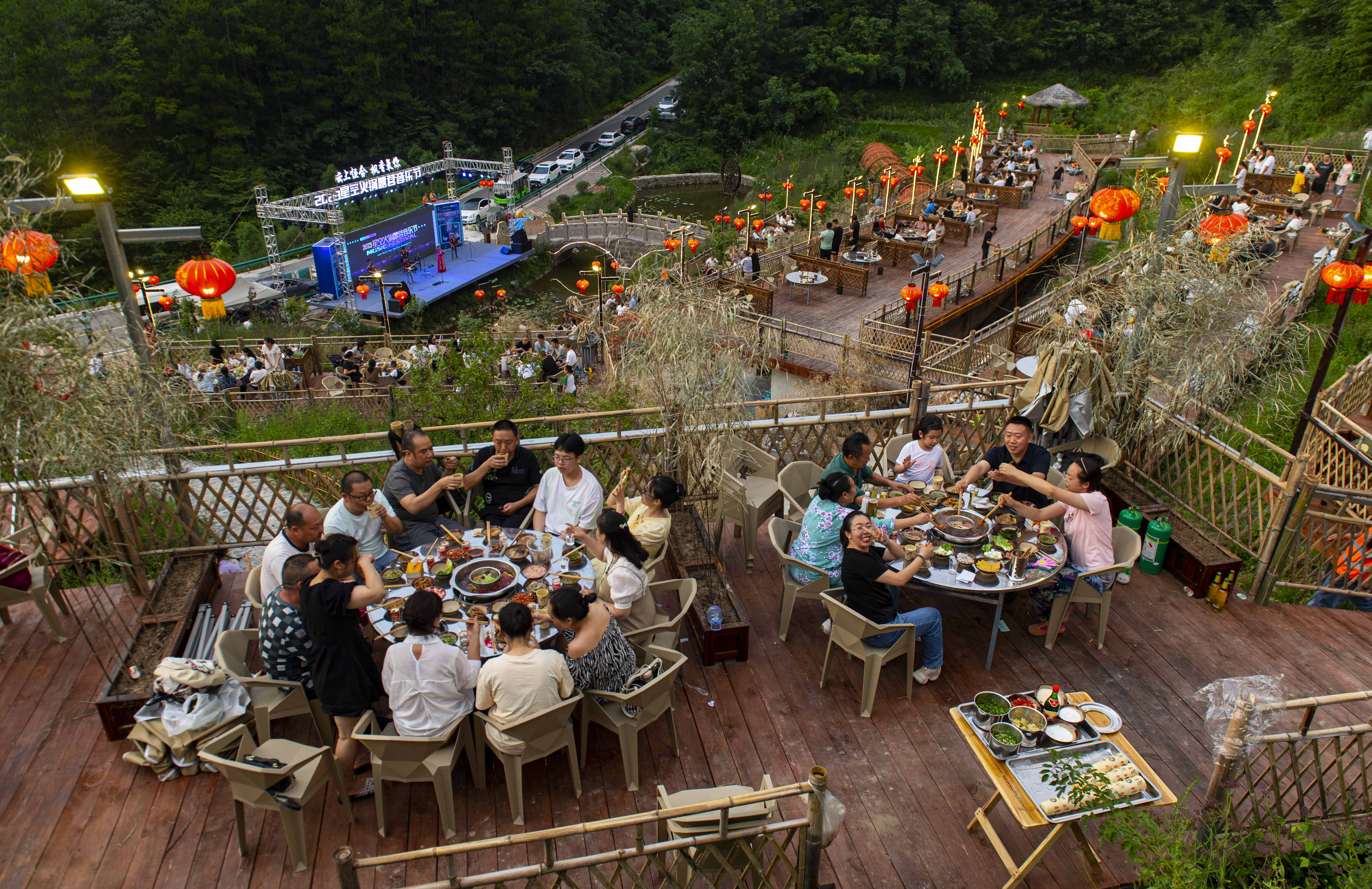 8月12日,万州区三峡恒合旅游度假区,星空火锅露营音乐节正举行,锡引