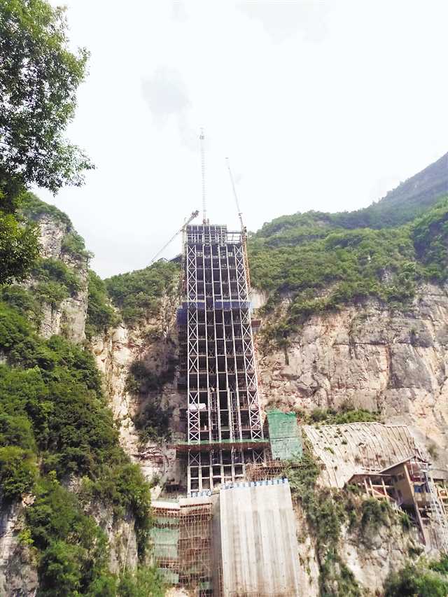 對外,巫山縣正緊密開工,計劃打通三條隧道,修建從巫山縣城到大昌的