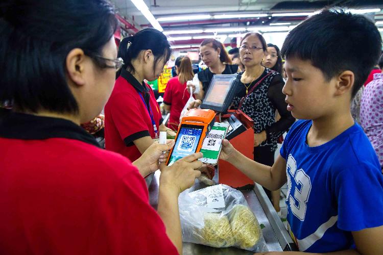 2018年6月18日,8:43,丰都县开心超市收银台,一位通过微信支付的小男孩