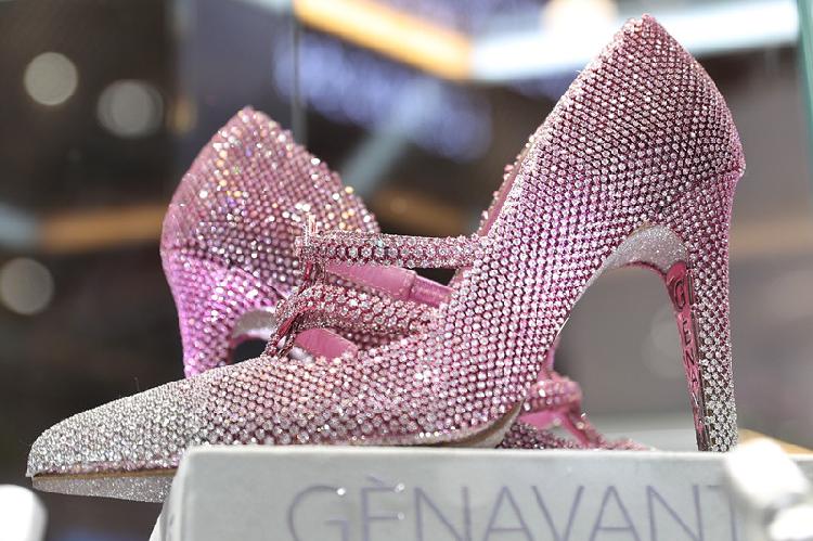 价值3000万元的粉钻鞋进博会全球首发 唯品会助海外时尚品牌进入中国